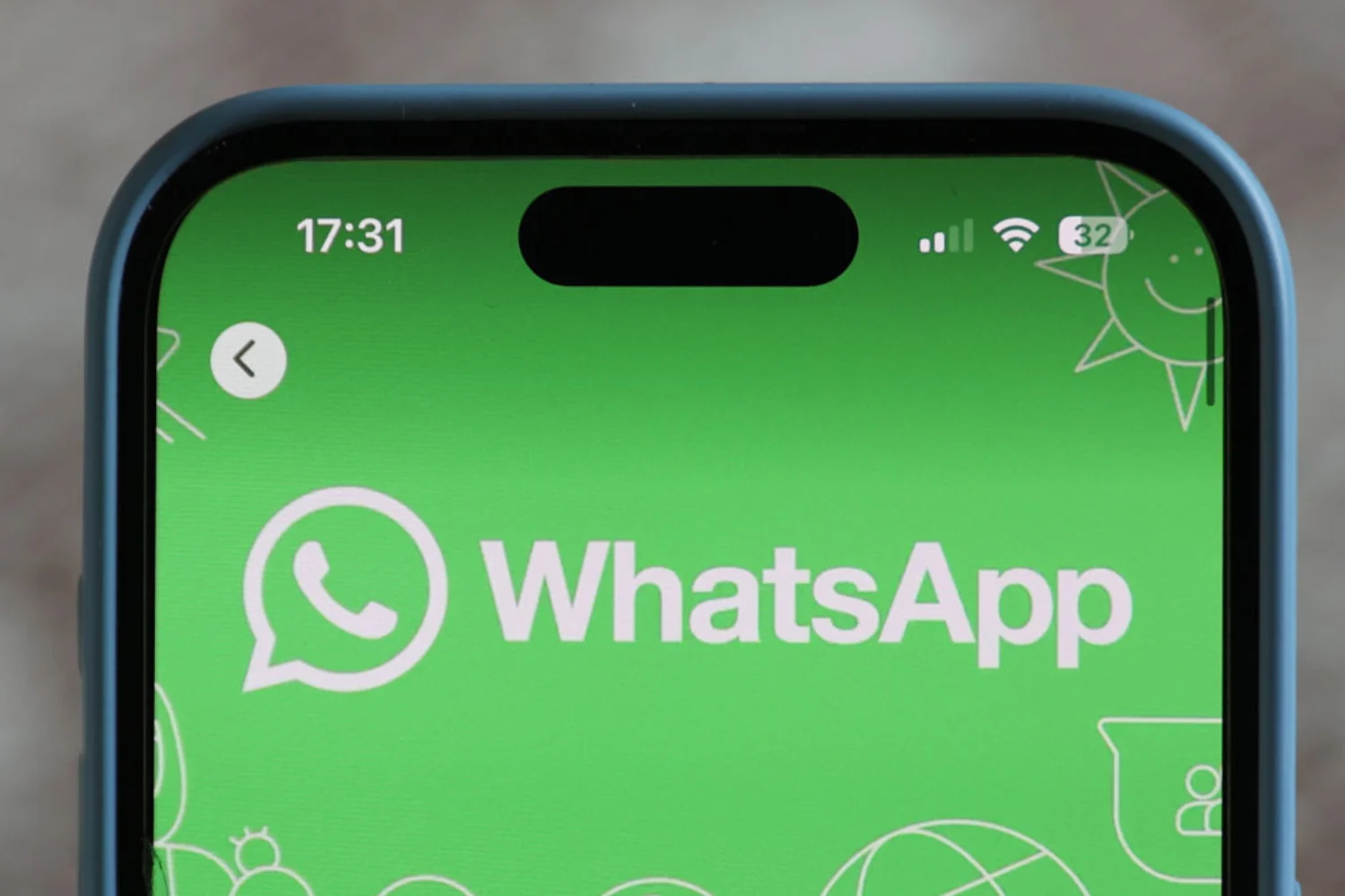 ¿Es legal fichar por WhatsApp? Lo que dice la ley (y lo que no)